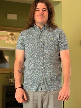 Men's Short-Sleeve Paisley Button-Up Shirt in Light Blue